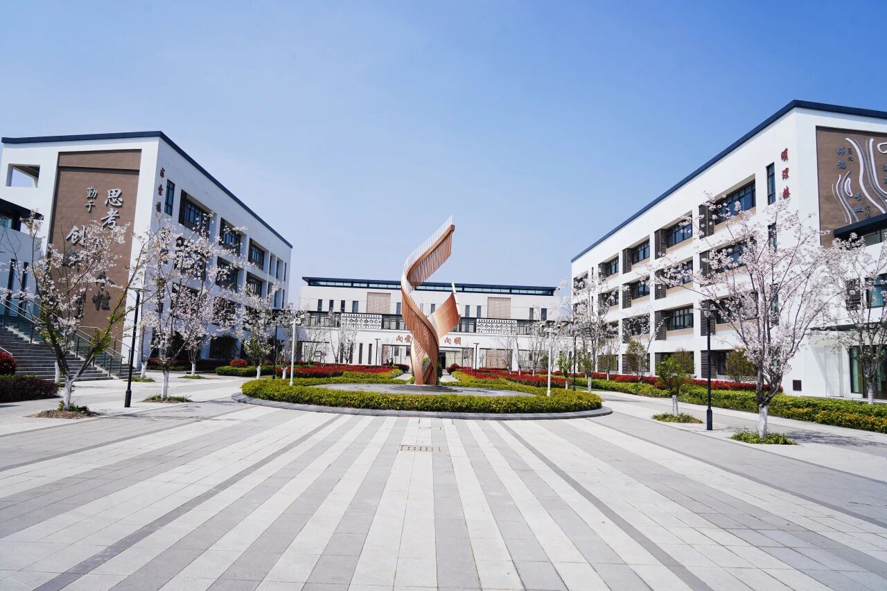 上海市向明初级中学附属崇明区江帆中学 2.jpg